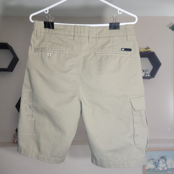 DC Shoe Co. Tan shorts, Size: 30 Style: Intro, RN#93220 - Picture 2 of 8